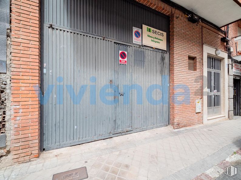 Local en venta en Calle San Fidel, Ciudad Lineal, Madrid, 28017 con propiedad, edificio, albañilería, accesorio, ladrillo, madera, superficie de la carretera, casa, barrio y fachada alrededor