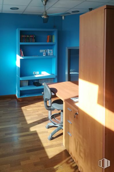 Oficina en venta en Calle Carretas, 14, Centro, Madrid, 28012 con silla, estantería, escritorio, mesa, mueble, escritorio de computadora, azul, silla de oficina, madera y diseño de interiores alrededor