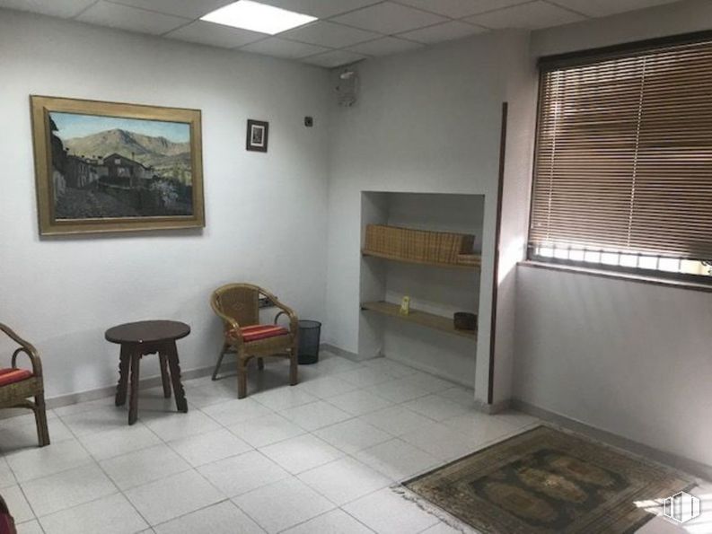 Local en venta en Plaza Margaritas, Villaviciosa de Odón, Madrid, 28670 con marco, taburete, persiana de la ventana, silla, propiedad, mueble, edificio, interiorismo, ventana y madera alrededor