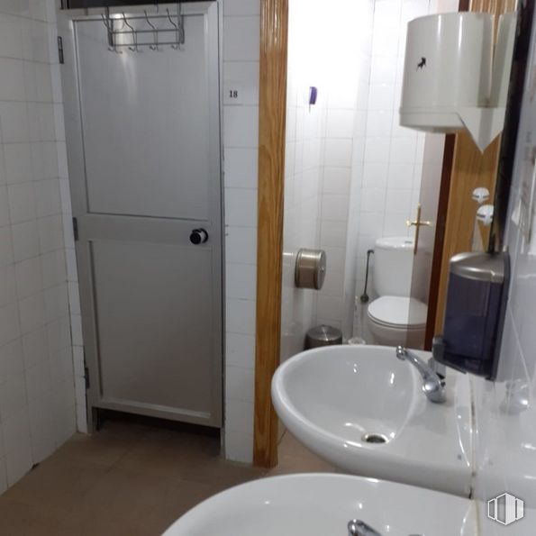 Industrial for sale at Avenida Fuenlabrada, Humanes de Madrid, Madrid, 28970 with toilet, sink, door, tap, plumbing fixture, property, bathroom sink, bathroom, fixture and building around