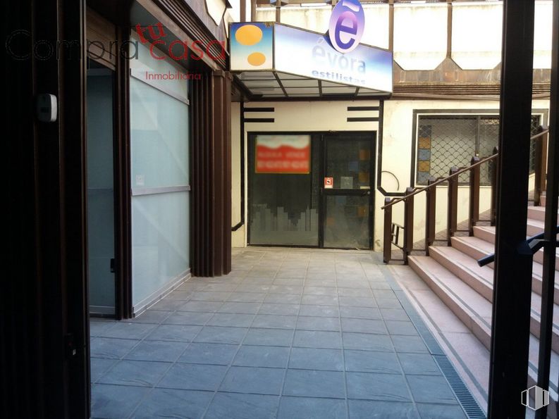 Retail for sale & for rent at Paseo Ezequiel González, Segovia, 40002 with door, fixture, facade, city, flooring, symmetry, road, ceiling, glass and commercial building around