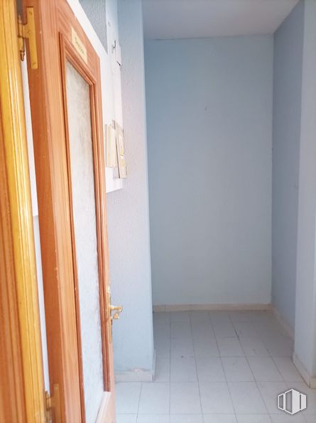 Local en alquiler y venta en Calle Teruel, 5, Fuenlabrada, Madrid, 28941 con puerta, accesorio, madera, interiorismo, suelo, suelos, pintura, asa, edificio y tinte para madera alrededor