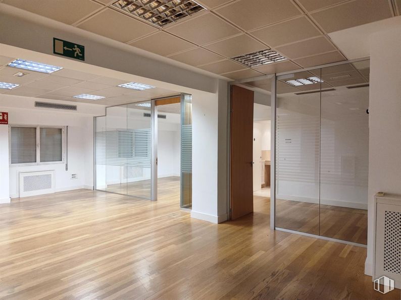 Oficina en alquiler en Paseo Habana, 12, Chamartín, Madrid, 28036 con alumbrado, propiedad, accesorio, hall, interiorismo, arquitectura, madera, suelos, suelo y línea alrededor