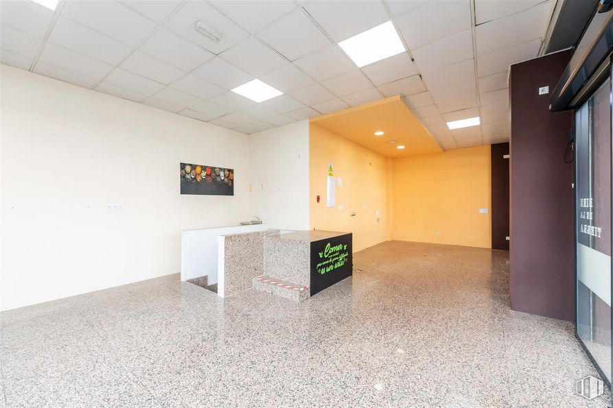 Local en venta en Calle San Fernando, Collado Villalba, Madrid, 28400 con mueble, hall, suelos, suelo, puerta, techo, silla, evento, habitación y accesorio alrededor