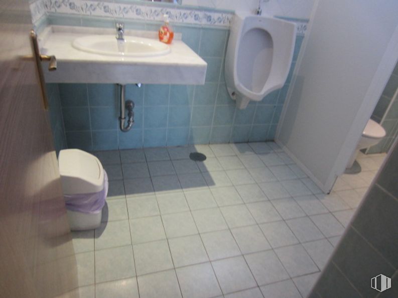 Retail for sale at C.C.Los Arenales, Los Arenales, El Casar, Guadalajara, 19170 with toilet, sink, plumbing fixture, tap, bathroom sink, bathroom, purple, interior design, toilet seat and floor around