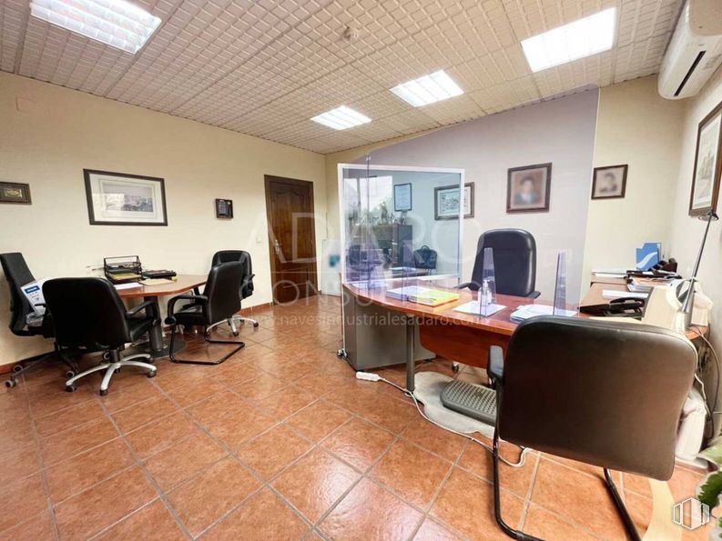 Nave en venta en Carretera N-400, Toledo, 45003 con silla, marco, lámpara, alumbrado, mueble, propiedad, mesa, silla de oficina, escritorio y interiorismo alrededor