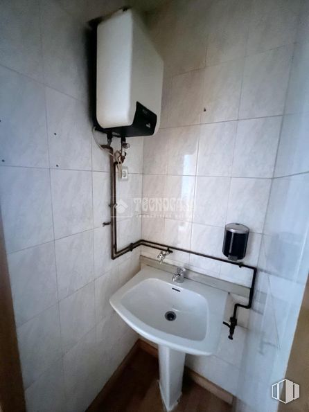 Local en venta en Zona San Nicasio, Leganés, Madrid, 28914 con fregadero, grifo, propiedad, accesorios de fontanería, lavabo, cuarto de baño, negro, morado, madera y interiorismo alrededor