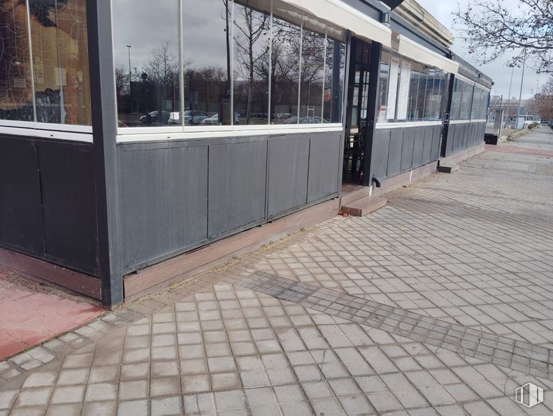 Retail for rent at Calle Luis Buñuel, Pozuelo de Alarcón, Madrid, 28223 with metal, shade, daylighting, steel, fence and aluminium around