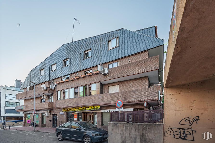 Retail for rent at Calle Real, 38, Las Rozas de Madrid, Madrid, 28230 with car, building, tire, wheel, sky, window, vehicle, street light, infrastructure and lighting around