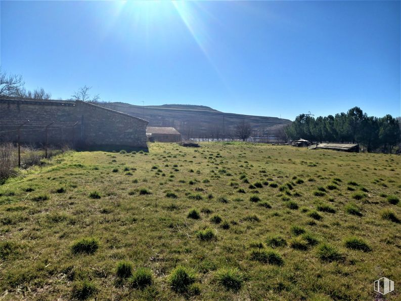 Land for sale at Carretera Arévalo, Segovia, 40000 with house, sky, plant, cloud, natural landscape, mountain, tree, grass, plain and landscape around