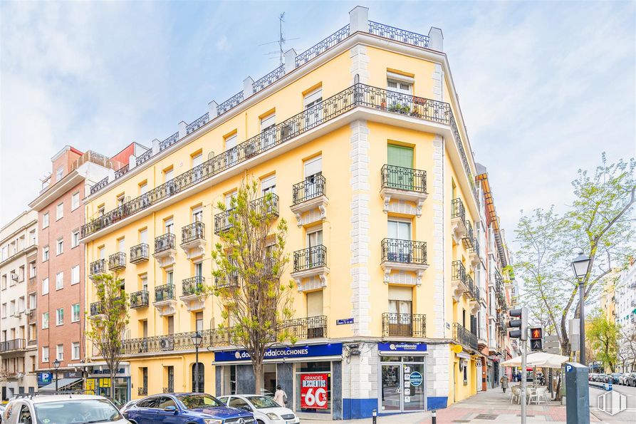 Local en venta en Zona Argüelles, Chamberí, Madrid, 28015 con edificio, cielo, durante el día, rueda, propiedad, neumático, ventana, nube, coche y vehículo alrededor