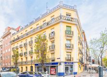 Local en venta en Zona Argüelles, Chamberí, Madrid, 28015 con edificio, cielo, durante el día, rueda, propiedad, neumático, ventana, nube, coche y vehículo alrededor