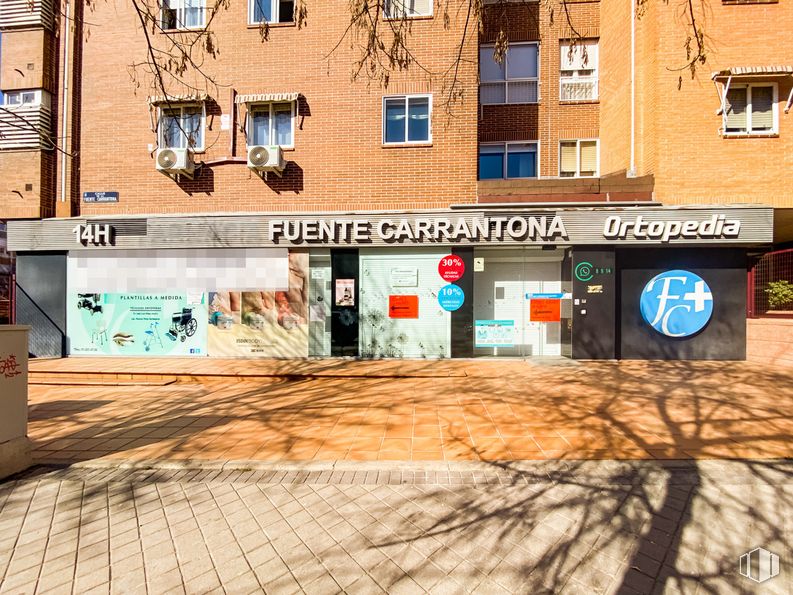 Local en alquiler y venta en Calle Fuente Carrantona, 51, Moratalaz, Madrid, 28030 con edificio, productos envasados, ventana, planta, superficie de carretera, arquitectura, madera, barrio, fuente y asfalto alrededor