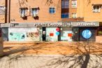 Local en alquiler y venta en Calle Fuente Carrantona, 51, Moratalaz, Madrid, 28030 con edificio, productos envasados, ventana, planta, superficie de carretera, arquitectura, madera, barrio, fuente y asfalto alrededor