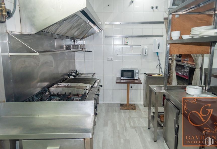 Local en venta en Calle Constitución, Daganzo de Arriba, Madrid, 28814 con mesa, cocina, aparato de cocina, diseño de interiores, edificio, ebanistería, estufa de cocina, gas, pavimento y madera alrededor