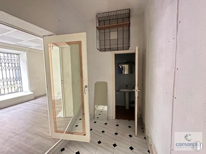 Retail for rent at Calle Tomás Luis de Vitoria, 16, Ávila, 05001 with window, mirror, furniture, building, fixture, wood, flooring, floor, hall and wood stain around