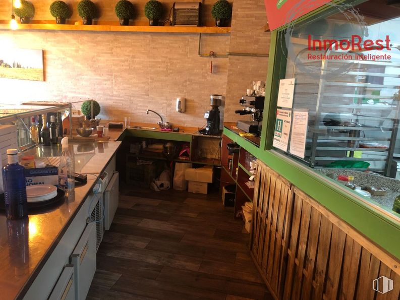 Retail for rent at Zona Arroyo de la Vega, Alcobendas, Madrid, 28108 with cabinetry, countertop, wood, tableware, interior design, barware, drinking establishment, table, flooring and kitchen around