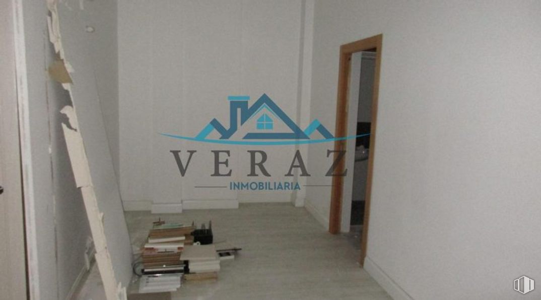 Retail for rent at Calle Joaquina Santander, Talavera de la Reina, Toledo, 45600 with wood, paint, flooring, floor, fixture, hardwood, building, art, ceiling and plaster around