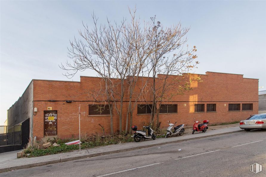 Suelo en venta en Calle Trole, 14, Puente de Vallecas, Madrid, 28031 con coche, motocicleta, edificio, cielo, planta, neumático, propiedad, rueda, ventana y vehículo alrededor