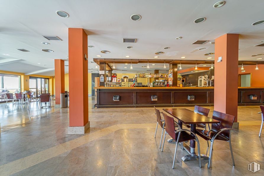 Local en venta en A1 Somosierra, Horcajo de la Sierra, Madrid, 28755 con mesa de cocina y comedor, silla, mesa, techo, hotel, hall y centro de ocio alrededor