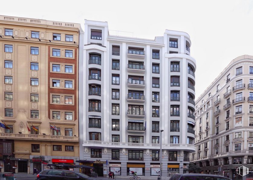 Oficina en alquiler en Calle Gran Vía, 67, Centro, Madrid, 28013 con edificio, ventana, tiempo de día, propiedad, accesorio, cielo, diseño urbano, bloque de pisos, propiedad material y condominio alrededor