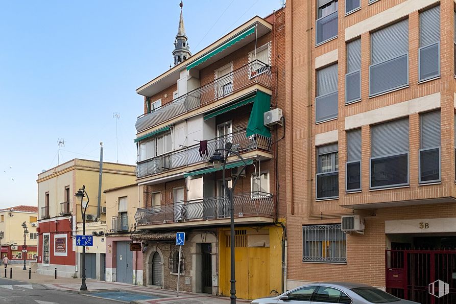 Local en alquiler en Calle Pinto, 3, Getafe, Madrid, 28901 con edificio, ventana, coche, cielo, vehículo, arquitectura, diseño urbano, barrio, casa y área residencial alrededor