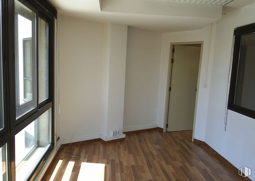 Oficina en alquiler en Calle Doctor Fleming, 6, San Sebastián de los Reyes, Madrid, 28700 con puerta, ventana, accesorio, madera, edificio, pasillo, suelo, piso, tinte para madera y casa alrededor