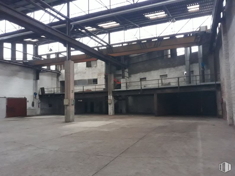 Industrial for rent at Camino Hormigueras, Villa de Vallecas, Madrid, 28031 with building, beam, fixture, composite material, window, wood, building material, hall, ceiling and metal around