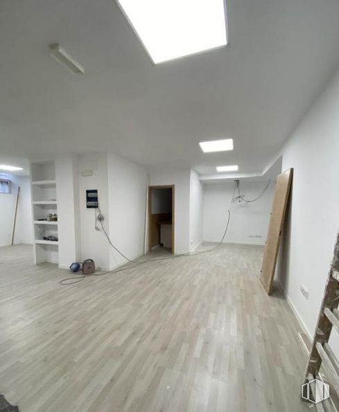 Retail for rent at Avenida Cardenal Herrera Oria, Fuencarral - El Pardo, Madrid, 28034 with fixture, wood, hall, floor, flooring, hardwood, ceiling, window, plywood and laminate flooring around