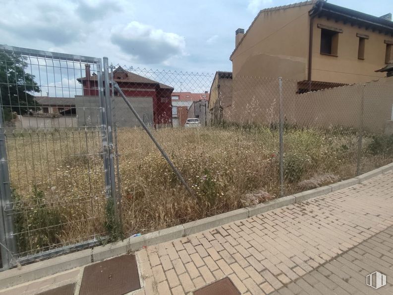 Suelo en venta en Centro urbano, Valverde del Majano, Segovia, 40140 con casa, cielo, planta, nube, edificio, superficie de la carretera, lote de terreno, arquitectura, asfalto y diseño urbano alrededor