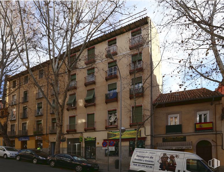 Retail for sale at Calle Ribera de Curtidores, Centro, Madrid, 28005 with car, person, building, sky, window, wheel, tire, vehicle, tree and plant around