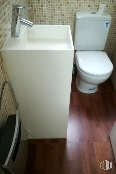 Oficina en venta en Calle Carretas, 14, Centro, Madrid, 28012 con inodoro, madera, arreglo de tubería, asiento del baño, baño, plomería, piso, madera dura, urinario y cerámico alrededor