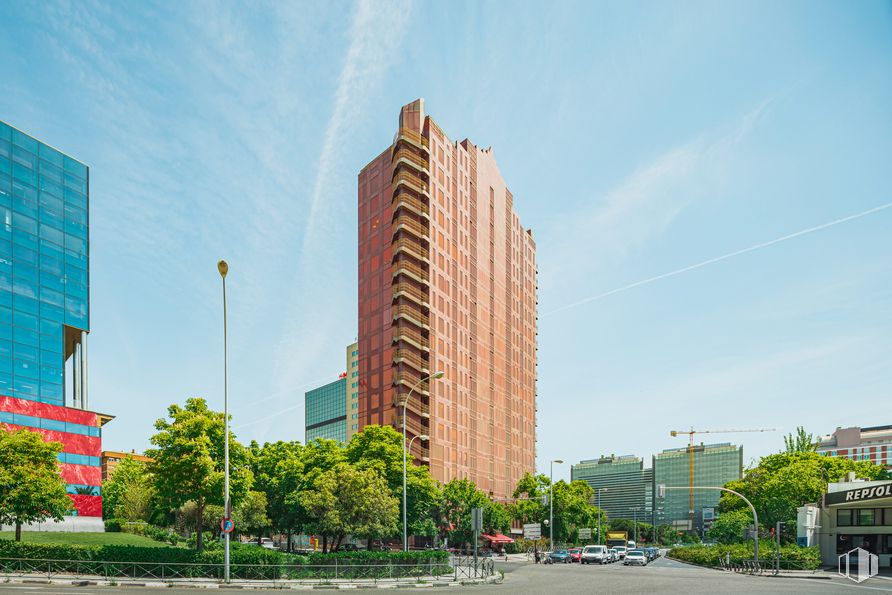 Oficina en alquiler en Edificio Bronce, Avenida Burgos, 8 A, Chamartín, Madrid, 28036 con edificio, autobús, , , planta, luz de la calle, , ,  y  alrededor