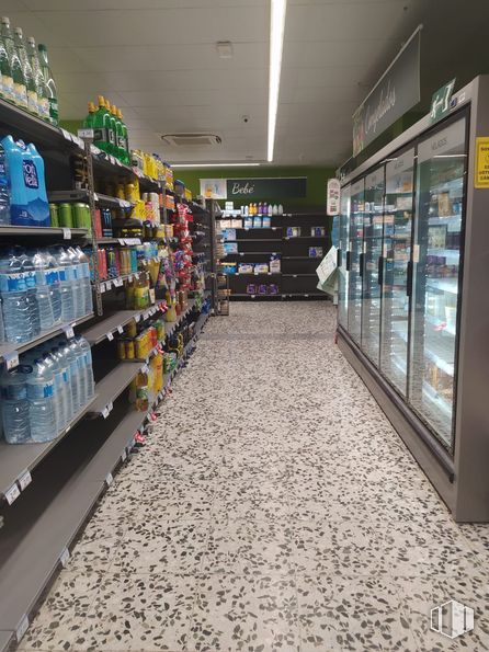 Retail for rent at Calle Escalona, La Latina, Madrid, 28024 with refrigerator, packaged goods, shelf, retail, convenience store, trade, flooring, market, service and customer around