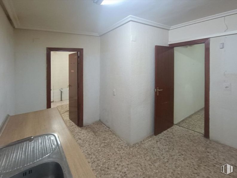 Oficina en venta en Plaza Hispanidad, Cuenca, 16001 con puerta, encimera, madera, accesorio, interiorismo, suelos, suelo, edificio, hall y inmobiliario alrededor