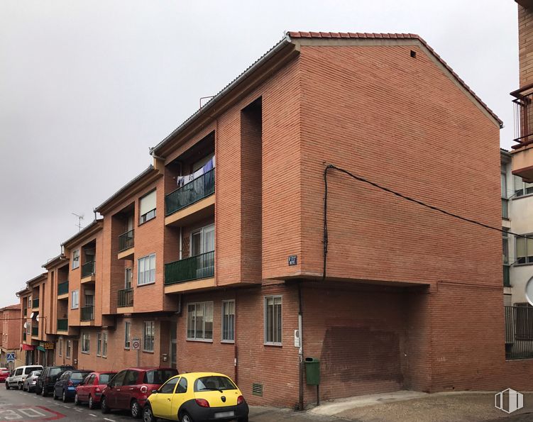 Retail for rent at Calle Nieves, 21, Segovia, 40003 with car, building, automotive parking light, tire, vehicle, wheel, sky, window, wood and architecture around