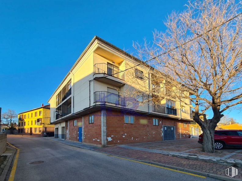 Local en alquiler en Casco urbano, Arcas del Villar, Cuenca, 16123 con coche, casa, edificio, cielo, ventana, diseño urbano, asfalto, superficie de la carretera, zona residencial y árbol alrededor