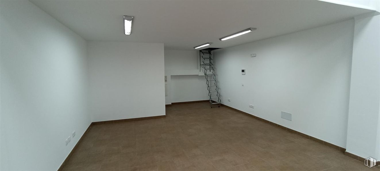 Retail for rent at Calle Balasar Gracián, 3, Segovia, 40006 with light fixture, lighting, flooring, floor, wall, ceiling, interior design, composite material, room and grey around