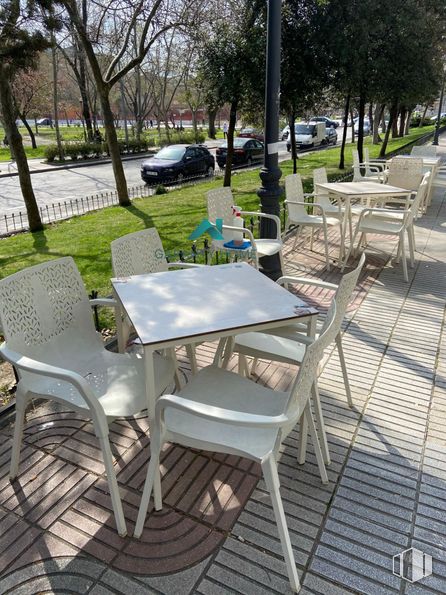 Local en alquiler en Parque Lisboa - La Paz, Alcorcón, Madrid, 28924 con silla, coche, mesa, mesa de cocina y comedor, mueble, planta, árbol, mesa de exterior, muebles de exterior y superficie de la carretera alrededor