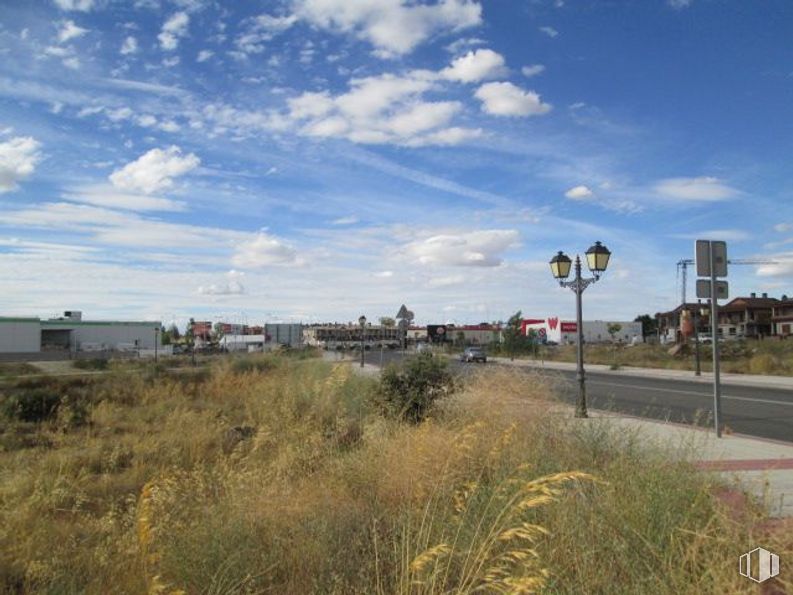 Land for sale at Calle Ramón de Francisco, S/N, Ávila, 05004 with street light, cloud, sky, plant, natural landscape, land lot, vegetation, tree, horizon and grass around