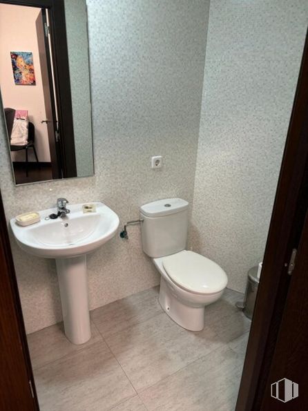 Local en alquiler en Centro urbano, Leganés, Madrid, 28912 con inodoro, fregadero, bidé, espejo, propiedad, grifo, morado, cuarto de baño, accesorios de fontanería y lavabo alrededor