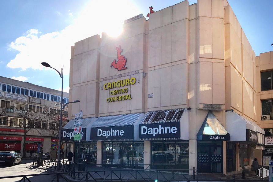 Local en alquiler y venta en Centro Comercial Canguro, Calle Real, 57, Collado Villalba, Madrid, 28400 con edificio, cielo, día, ventana, neumático, luz de la calle, fachada, bienes raíces, edificio comercial y ciudad alrededor