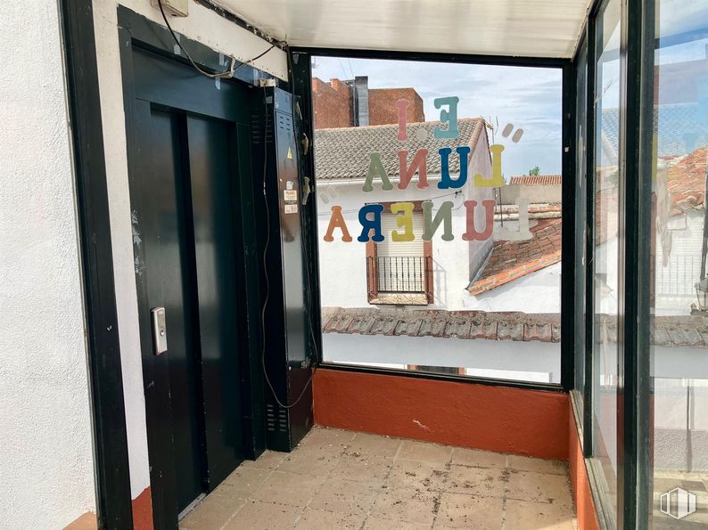 Local en venta en Calle Calderón de la Barca, 9, Navalcarnero, Madrid, 28600 con edificio, accesorio, ventana, madera, sombra, cielo, casa, gas, puerta y fachada alrededor