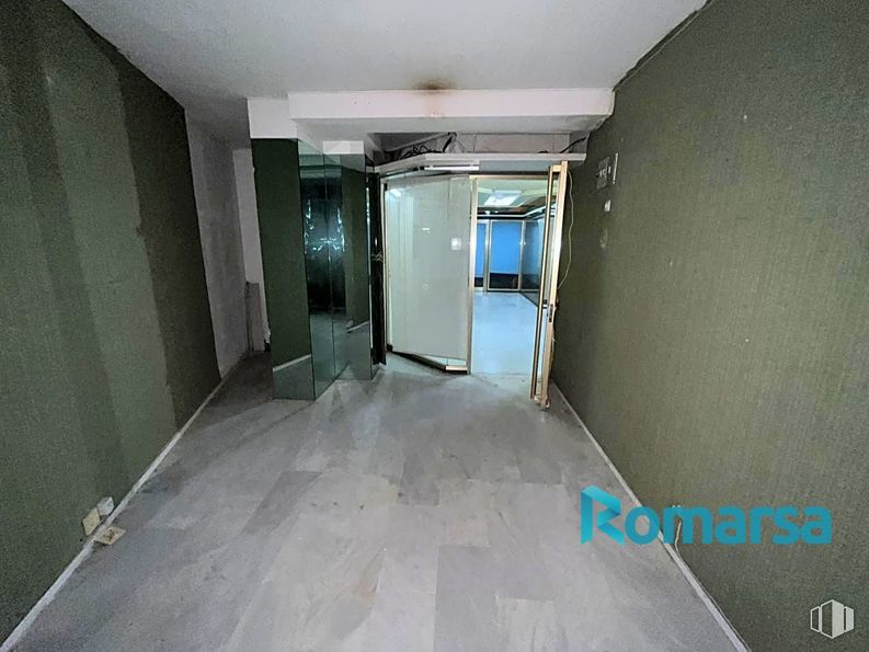 Retail for sale at Calle Arévalo, Ávila, 05001 with door, fixture, flooring, composite material, paint, building, hall, aluminium, electric blue and transparency around