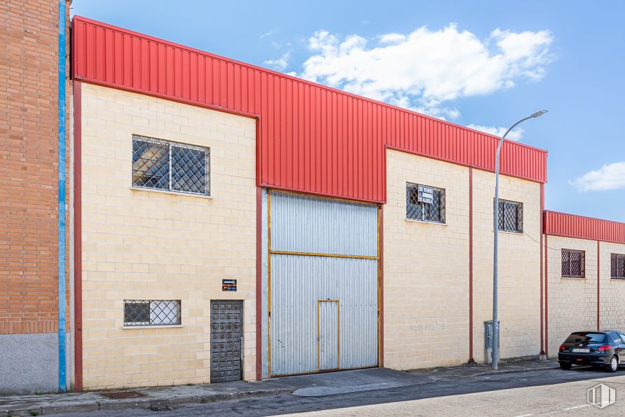 Nave en alquiler y venta en Calle Canarias, 23, Ajalvir, Madrid, 28864 con coche, ventana, cielo, nube, azul, neumático, vehículo, arquitectura, asfalto y madera alrededor