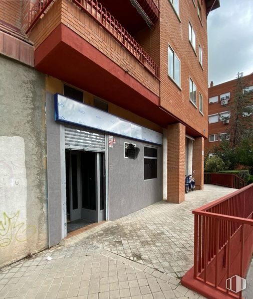 Local en venta en Calle Calderón, Barajas, Madrid, 28042 con propiedad, edificio, ventana, albañilería, ladrillo, madera, barrio, superficie de la carretera, diseño urbano y zona residencial alrededor