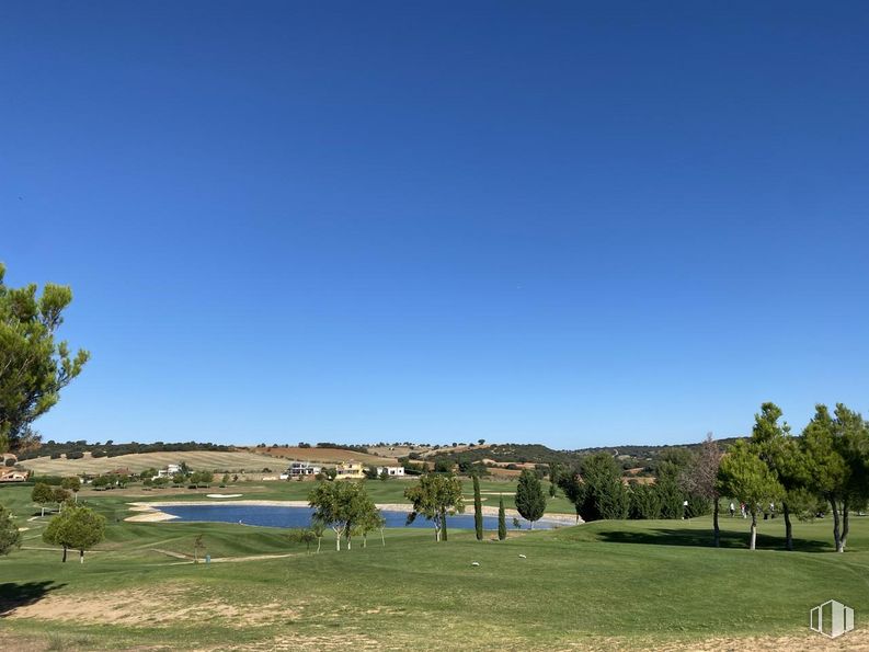 Suelo en venta en Campo de Golf Green Sire Golf, Cabanillas del Campo, Guadalajara, 19171 con cielo, planta, nube, árbol, paisaje natural, agua, lote de terreno, hierba, llano y pradera alrededor