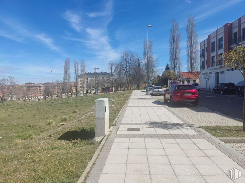 Suelo en venta en Zona plaza de toros, Segovia, 40006 con coche, edificio, cielo, nube, planta, durante el día, rueda, neumático, árbol y luz de la calle alrededor