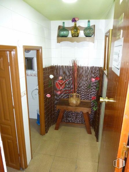 Retail for rent at Zona céntrica, Cuenca, 16004 with door, picture frame, wood, house, interior design, flooring, floor, wood stain, hardwood and living room around