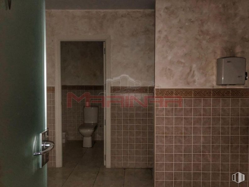 Retail for sale & for rent at Zona Las Aves-Jardín de Oñate, Aranjuez, Madrid, 28300 with toilet, hand dryer, building, plumbing fixture, grey, wood, house, flooring, door and gas around